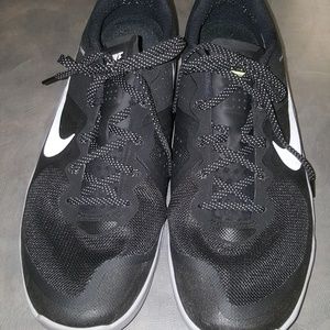 Cross training sneaker